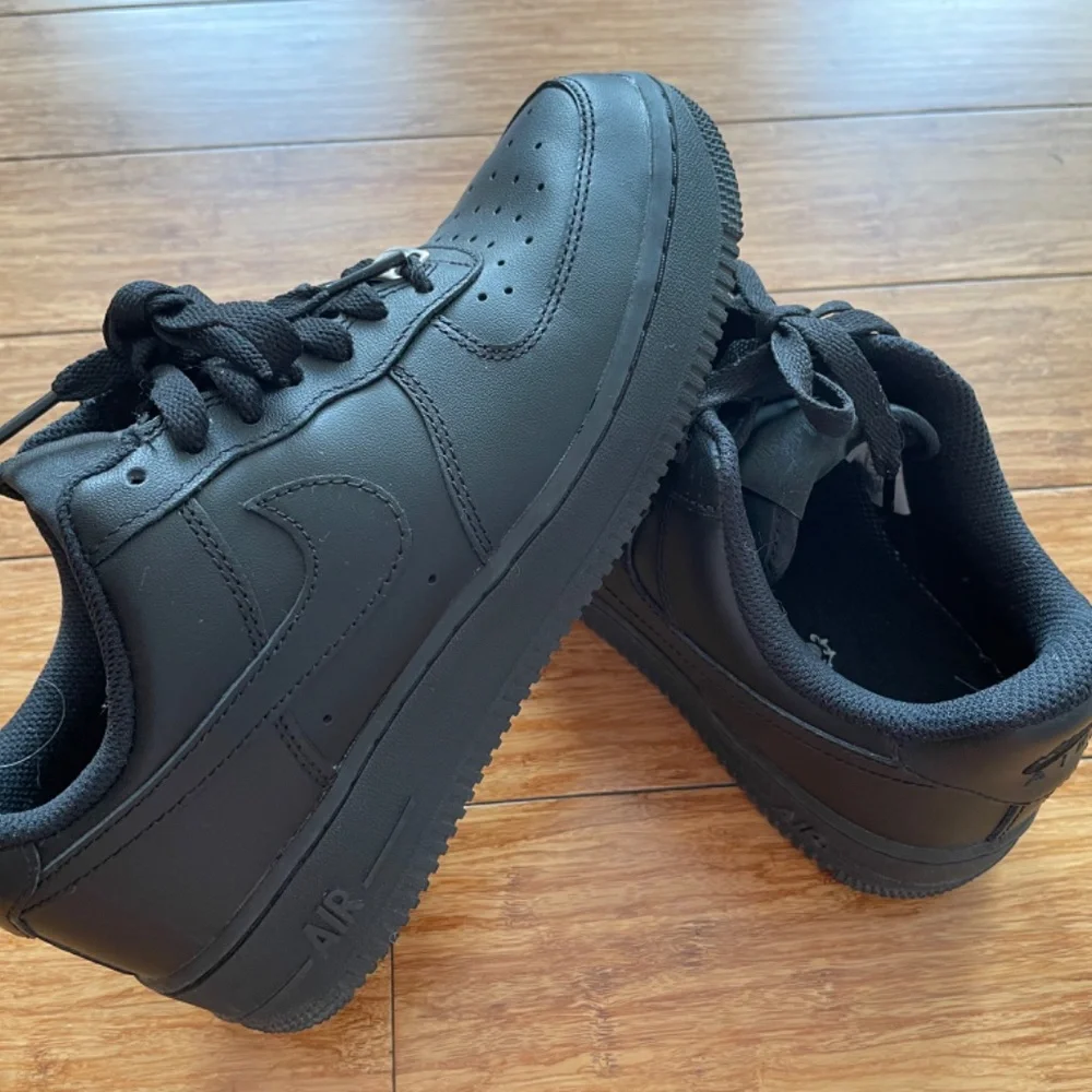 EUC / Barely worn ⭐️  Women’s Black Nike Air Force 1 ‘07 - Picture 3 of 3
